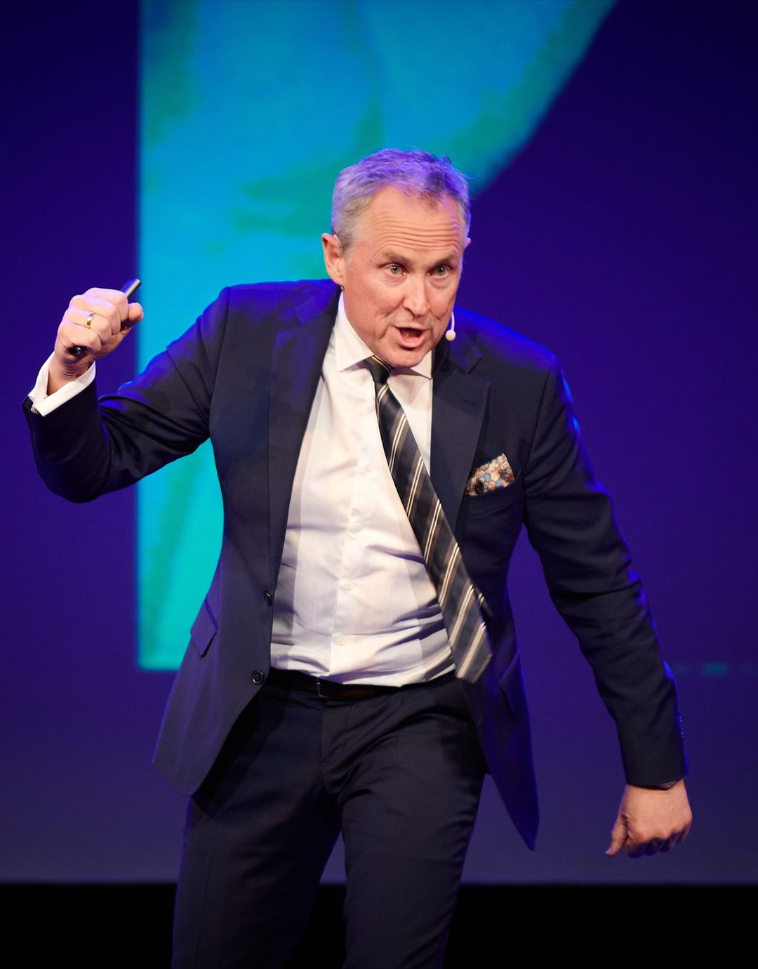 Slik takler du idiotene på jobben! – Foredrag med Per Henrik Stenstrøm